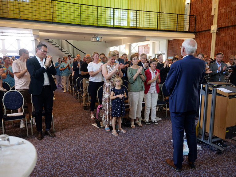 Blick in den Saal mit Standing Ovations nach der Rede Dr. Michael Musolf bei dessen Verabschiedung in den Ruhestand