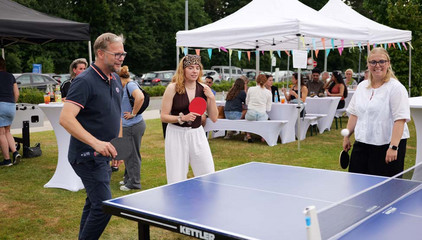 Prof. Dr. med. Matthias Grünewald spielt mit Mitarbeitenden Tischtennis an einer Tischtennisplatte beim Sommerfest 2026 auf dem Gesundheitscampus Volksdorf des Evangelischen Amalie Sieveking Krankenhauses, der Residenz am Wiesenkamp, des Feierabendhauses Volksdorf und der Albertinen Kindertagesstätte Volksdorf. Prof. Dr. med. Matthias Grünewald spielt mit Mitarbeitenden Tischtennis an einer Tischtennisplatte beim Sommerfest 2026 auf dem Gesundheitscampus Volksdorf des Evangelischen Amalie Sieveking Krankenhauses, der Residenz am Wiesenkamp, des Feierabendhauses Volksdorf und der Albertinen Kindertagesstätte Volksdorf.