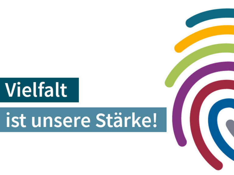 Grafik mit einem bunten Fingerabdruck und dem Text "Vielfalt ist unsere Stärke zum Internationalen Tag gegen Homo-, Bi-, Inter-, Trans*- und Asexuellenfeindlichkeit