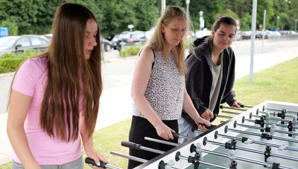 Drei Frauen stehen an einem Tischkicker während eines Spiels beim Sommerfest 2026 auf dem Gesundheitscampus Volksdorf des Evangelischen Amalie Sieveking Krankenhauses, der Residenz am Wiesenkamp, des Feierabendhauses Volksdorf und der Albertinen Kindertagesstätte Volksdorf. Drei Frauen stehen an einem Tischkicker während eines Spiels beim Sommerfest 2026 auf dem Gesundheitscampus Volksdorf des Evangelischen Amalie Sieveking Krankenhauses, der Residenz am Wiesenkamp, des Feierabendhauses Volksdorf und der Albertinen Kindertagesstätte Volksdorf.