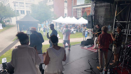 Blick von der professionellen Musikbühne mit Musikern auf die Rasenfläche mit Publikum und Pavillons beim Sommerfest 2026 auf dem Gesundheitscampus Volksdorf des Evangelischen Amalie Sieveking Krankenhauses, der Residenz am Wiesenkamp, des Feierabendhauses Volksdorf und der Albertinen Kindertagesstätte Volksdorf. Blick von der professionellen Musikbühne mit Musikern auf die Rasenfläche mit Publikum und Pavillons beim Sommerfest 2026 auf dem Gesundheitscampus Volksdorf des Evangelischen Amalie Sieveking Krankenhauses, der Residenz am Wiesenkamp, des Feierabendhauses Volksdorf und der Albertinen Kindertagesstätte Volksdorf.