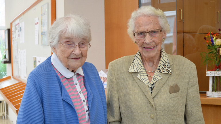Nora Matthaei (links) und Else Pahling (rechts) feiern zusammen ihre 100-jährigen Geburtstage, Residenz am Wiesenkamp, gemeinsam Feiern, Hamburg-Volksdorf