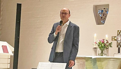 Prof. Dr. med. Ernst von Dobschütz, Ärztlicher Direktor Evangelisches Amalie Sieveking Krankenhaus, begrüßt die Gäste beim Konzert in der St. Michaelskapelle auf dem Gesundheitscampus Volksdorf in Hamburg. Prof. Dr. med. Ernst von Dobschütz, Ärztlicher Direktor Evangelisches Amalie Sieveking Krankenhaus, begrüßt die Gäste beim Konzert in der St. Michaelskapelle auf dem Gesundheitscampus Volksdorf in Hamburg.