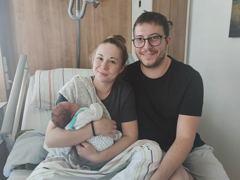 Nathalie Ihmann-Möckel und Ehemann Arne Ihmann mit Baby Elie in einem Patientenzimmer der Wochenbettstation der Immanuel Klinik Rüdersdorf