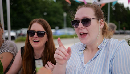 Zwei Mitarbeiterinnen sitzen mit Sonnenbrillen an einem Tisch beim Sommerfest 2026 auf dem Gesundheitscampus Volksdorf vom Evangelischen Amalie Sieveking Krankenhaus, Residenz am Wiesenkamp, Feierabendhaus Volksdorf und Albertinen Kindertagesstätte Volksdorf. Zwei Mitarbeiterinnen sitzen mit Sonnenbrillen an einem Tisch beim Sommerfest 2026 auf dem Gesundheitscampus Volksdorf vom Evangelischen Amalie Sieveking Krankenhaus, Residenz am Wiesenkamp, Feierabendhaus Volksdorf und Albertinen Kindertagesstätte Volksdorf.