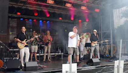 Eine Band mit Sänger und Bassisten spielt auf einer professionellen Musikbühne mit Scheinwerfern und Verstärkern beim Sommerfest 2026 auf dem Gesundheitscampus Volksdorf des Evangelischen Amalie Sieveking Krankenhauses, der Residenz am Wiesenkamp, des Feierabendhauses Volksdorf und der Albertinen Kindertagesstätte Volksdorf. Eine Band mit Sänger und Bassisten spielt auf einer professionellen Musikbühne mit Scheinwerfern und Verstärkern beim Sommerfest 2026 auf dem Gesundheitscampus Volksdorf des Evangelischen Amalie Sieveking Krankenhauses, der Residenz am Wiesenkamp, des Feierabendhauses Volksdorf und der Albertinen Kindertagesstätte Volksdorf.