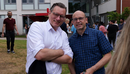 Christian Rilz, Geschäftsführer Albertinen Krankenhaus, und Prof. Dr. med. Ernst von Dobschütz, Ärztlicher Direktor im Evangelisches Amalie Sieveking Krankenhaus, blicken in die Kamera beim Sommerfest 2026 auf dem Gesundheitscampus Volksdorf des Evangelischen Amalie Sieveking Krankenhauses, der Residenz am Wiesenkamp, des Feierabendhauses Volksdorf und der Albertinen Kindertagesstätte Volksdorf. Christian Rilz, Geschäftsführer Albertinen Krankenhaus, und Prof. Dr. med. Ernst von Dobschütz, Ärztlicher Direktor im Evangelisches Amalie Sieveking Krankenhaus, blicken in die Kamera beim Sommerfest 2026 auf dem Gesundheitscampus Volksdorf des Evangelischen Amalie Sieveking Krankenhauses, der Residenz am Wiesenkamp, des Feierabendhauses Volksdorf und der Albertinen Kindertagesstätte Volksdorf.