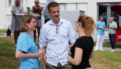 Priv.-Doz. Dr. med. Johannes Kluwe unterhält sich mit zwei Kolleginnen beim Sommerfest 2026 auf dem Gesundheitscampus Volksdorf des Evangelischen Amalie Sieveking Krankenhauses, der Residenz am Wiesenkamp, des Feierabendhauses Volksdorf und der Albertinen Kindertagesstätte Volksdorf. Priv.-Doz. Dr. med. Johannes Kluwe unterhält sich mit zwei Kolleginnen beim Sommerfest 2026 auf dem Gesundheitscampus Volksdorf des Evangelischen Amalie Sieveking Krankenhauses, der Residenz am Wiesenkamp, des Feierabendhauses Volksdorf und der Albertinen Kindertagesstätte Volksdorf.