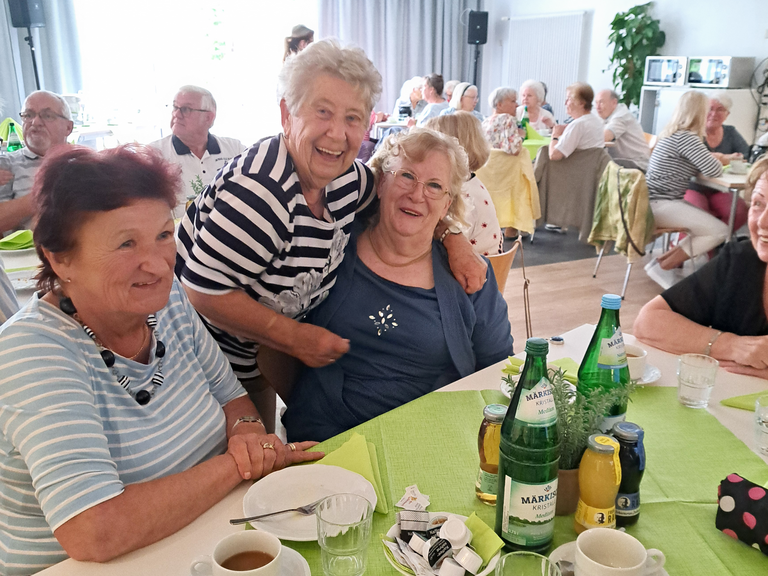 Ehemalige Mitarbeiterinnen an Kaffeetisch
