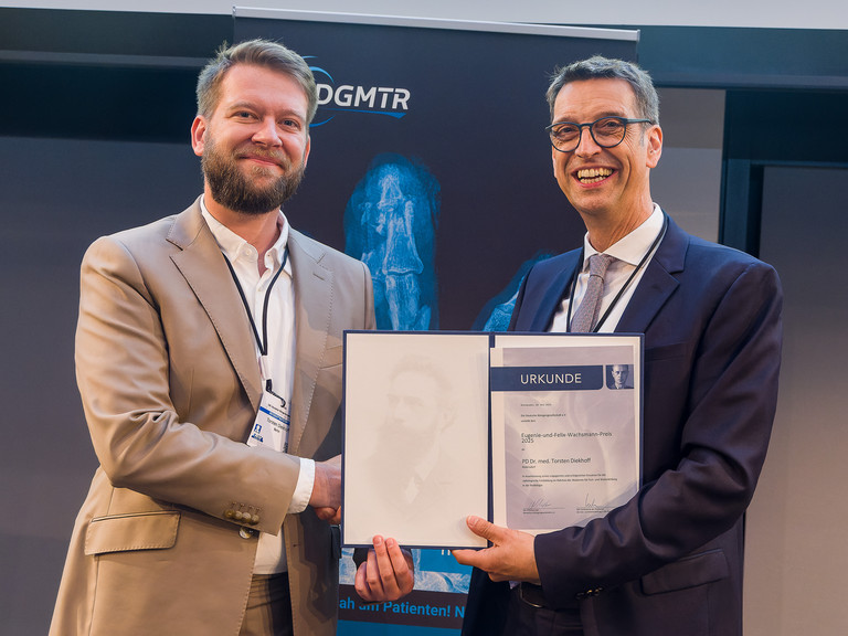 PD Dr. med. Torsten Diekhoff (links) mit Prof. Dr. med. Michael Uder bei der Preisverleihung für den Eugenie-und-Felix-Wachsmann-Preis 2025 der Deutschen Röntgengesellschaft
