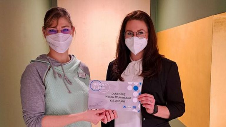 Schöne Überraschung aus Storkow, Nachrichten, Stefanie Micklitza, Diakonie Hospiz Woltersdorf Pflegedienstleiterin Stefanie Micklitza nimmt den Scheck über 2000 Euro entgegen.