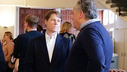 Thorsten Minuth unterhält sich mit einem Mitarbeiter bei der Weihnachtsfeier 2025 von Amalie Sieveking Krankenhaus, Residenz am Wiesenkamp, Feierabendhaus Volksdorf und Albertinen Kindertagesstätte Volksdorf auf dem Gesundheitscampus Volksdorf in Hamburg