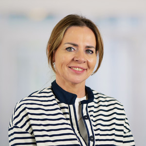 Portraitfoto von Joanna Malawko aus der Verwaltung der Pflegeeinrichtung Feierabendhaus Volksdorf in Hamburg. Portraitfoto von Joanna Malawko aus der Verwaltung der Pflegeeinrichtung Feierabendhaus Volksdorf in Hamburg.