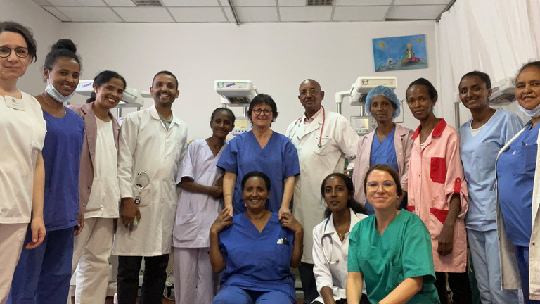 Immanuel Klinikum Bernau Herzzentrum Brandenburg - Nachrichten - Dr. med. Renate Turan bei Hilfsaktion in Eritrea - Gruppenbild