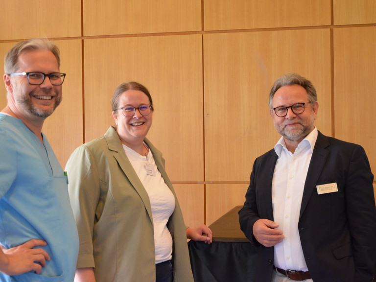 Prof. Dr. med. Matthias Grünewald, Dr. med. Saskia Otte und Prof. Dr. med. Christoph Isbert (F.E.B.S.) beim 10. Amalie Tag der Hausärztinnen und -ärzte im Evangelischen Amalie Sieveking Krankenhaus in Hamburg-Volksdorf