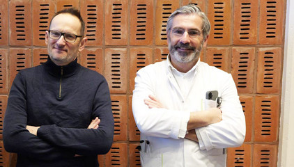 Zwei Mitarbeiter blicken mit verschränkten Armen in die Kamera bei der Weihnachtsfeier 2025 von Amalie Sieveking Krankenhaus, Residenz am Wiesenkamp, Feierabendhaus Volksdorf und Albertinen Kindertagesstätte Volksdorf auf dem Gesundheitscampus Volksdorf in Hamburg