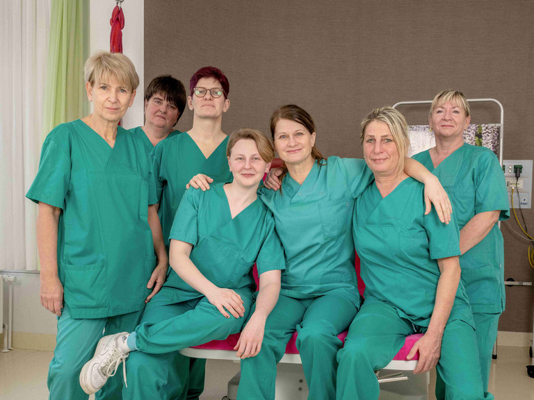 Immanuel Klinikum Bernau - Nachricht - Bernau feiert Hebammen und Handhygiene - Gruppenbild der Hebammen im Kreißsaal