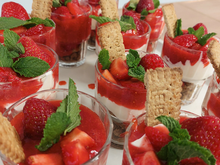 Gläser mit Erdbeerdessert
