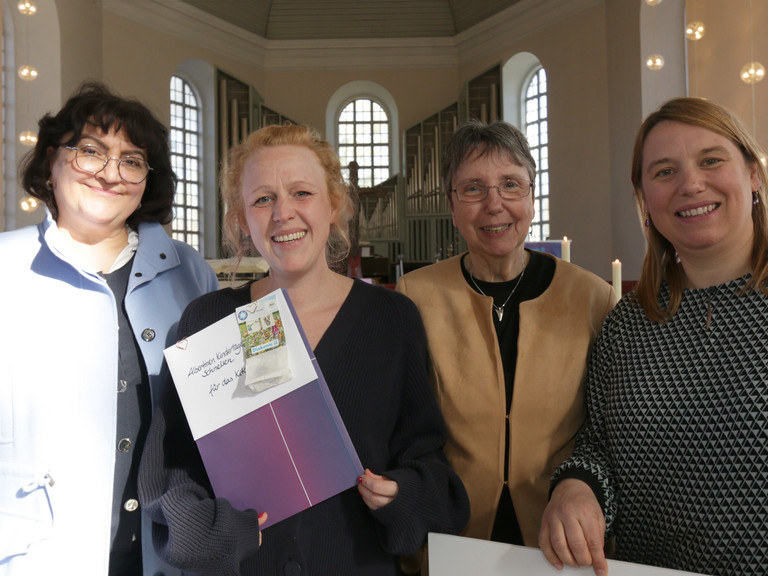 Tatjana Sparwirth, Julia Eibich, Angela Vollmer, Nina Ellermann bei der Verleihung Evangelisches Gütesiegel BETA in der Altonaer Trinitatis Kirche für die Albertinen Kindertagesstätte Schnelsen
