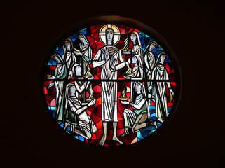 Rundes Kirchenfenster mit biblischer Darstellung von Claus Wallner in der St. Michaelskapelle auf dem Gesundheitscampus Volksdorf